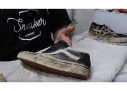 Cách giặt giày Vans không bị ố vàng với các biện pháp an toàn