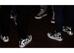 Giày Converse phản quang “chuyển mình” trong những bộ áo mới