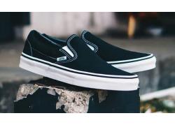 Mix-match cực chuẩn với đôi giày Vans Classic Slip-on Black