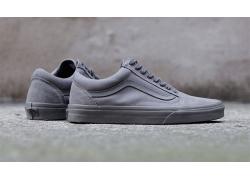 Vans xám - gam màu trung tính giúp trang phục cuốn hút lạ thường