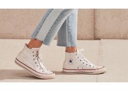 Giày Converse Classic màu trắng có gì mà khiến dân tình mê đắm?