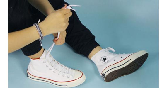 Tạo điểm nhấn thời trang cho trang phục với giày Converse màu trắng