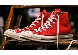 Phối đồ với giày Converse Classic cổ cao màu đỏ cho cô nàng sành điệu