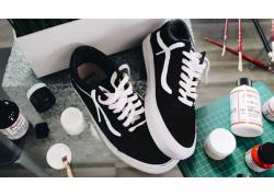 Cách nhuộm giày Vans cực đơn giản khi bị phai màu và cũ