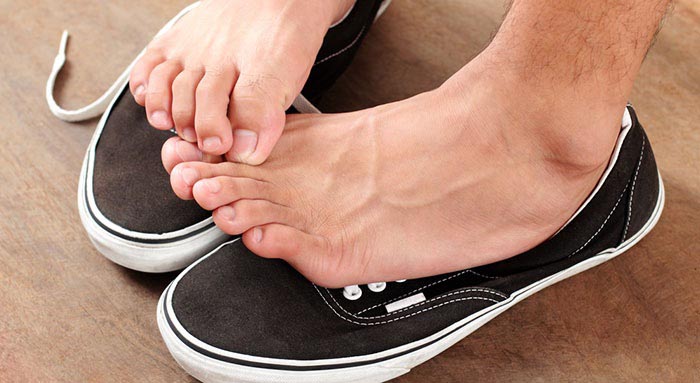 Giải quyết tình trạng đi giày Vans bị đau gót chân