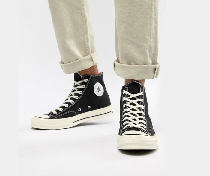 Converse đen cổ cao trở thành “trợ lý” đắc lực cho mọi tín đồ