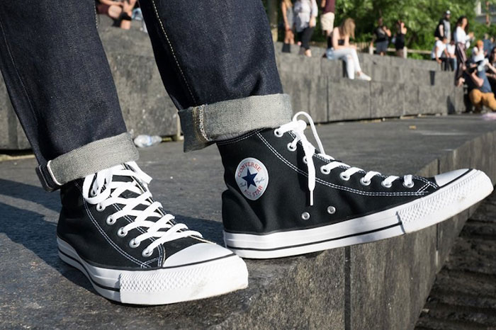 Converse đen cổ cao trở thành “trợ lý” đắc lực cho mọi tín đồ