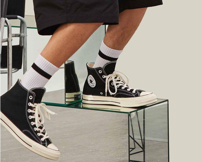 Converse đen cổ cao trở thành “trợ lý” đắc lực cho mọi tín đồ