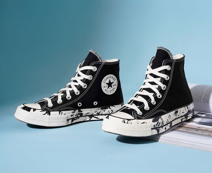 Converse đen cổ cao trở thành “trợ lý” đắc lực cho mọi tín đồ