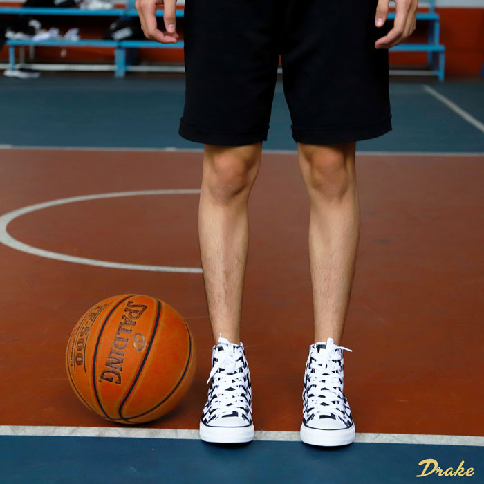 Các thiết kế Converse đen trắng cổ cao nổi bật chỉ với gam màu đơn giản 