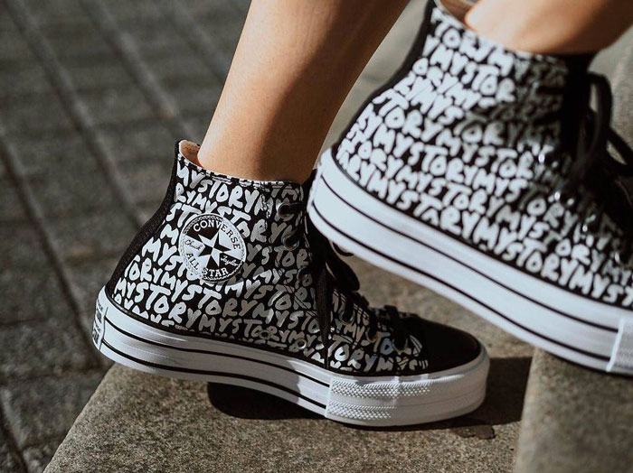 Các thiết kế Converse đen trắng cổ cao nổi bật chỉ với gam màu đơn giản 