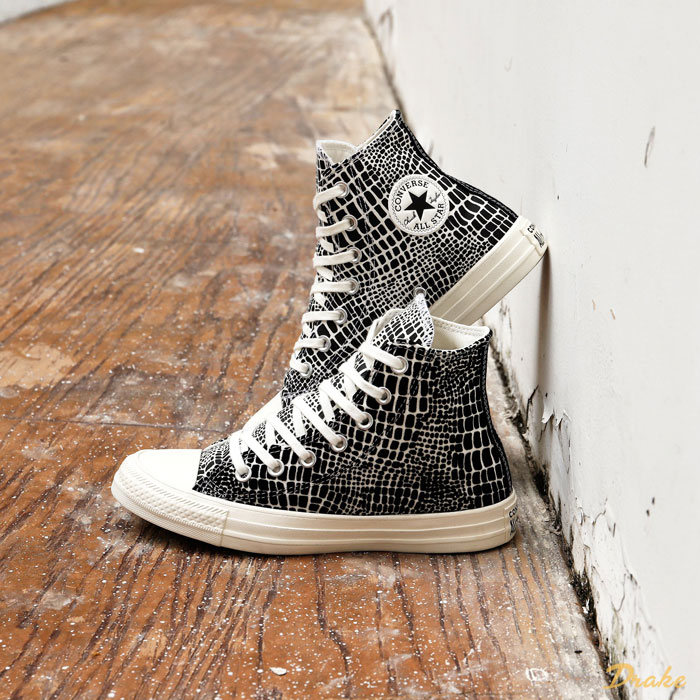 Các thiết kế Converse đen trắng cổ cao nổi bật chỉ với gam màu đơn giản 