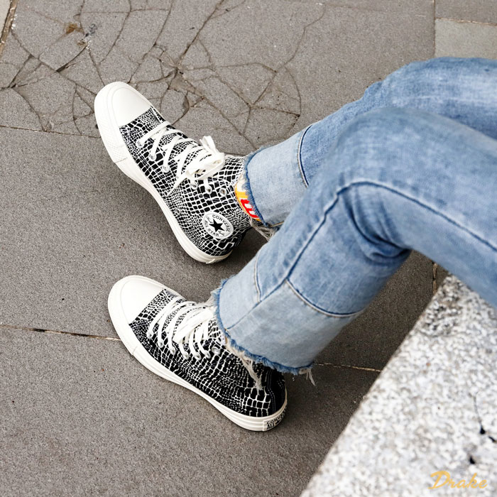 Các thiết kế Converse đen trắng cổ cao nổi bật chỉ với gam màu đơn giản 