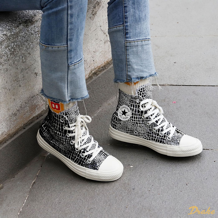 Các thiết kế Converse đen trắng cổ cao nổi bật chỉ với gam màu đơn giản 