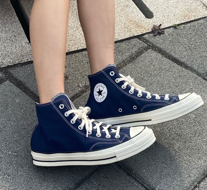 Tạo nét cá tính riêng khi trên chân mẫu giày Converse 1970s xanh navy