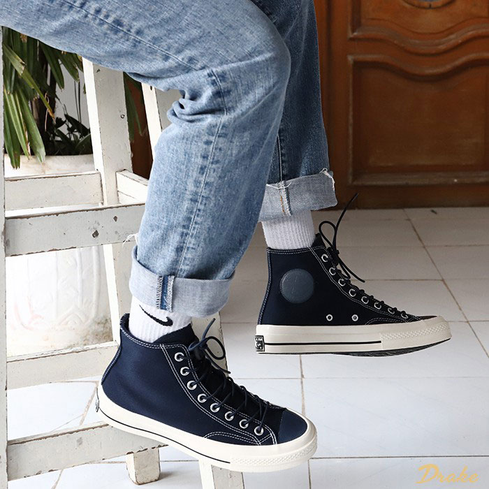 Tạo nét cá tính riêng khi trên chân mẫu giày Converse 1970s xanh navy