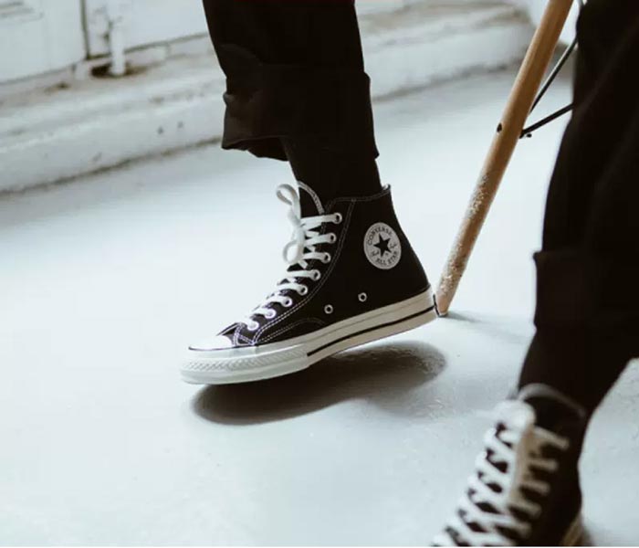 Đánh thức phong cách retro với giày Converse cổ cao 1970s