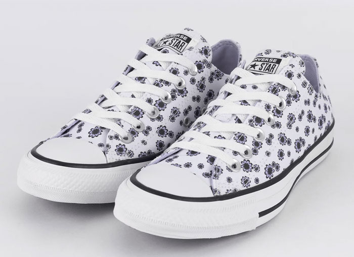 Mùa thu nhẹ nhàng với Converse hoa cúc gây thương nhớ cho phái đẹp