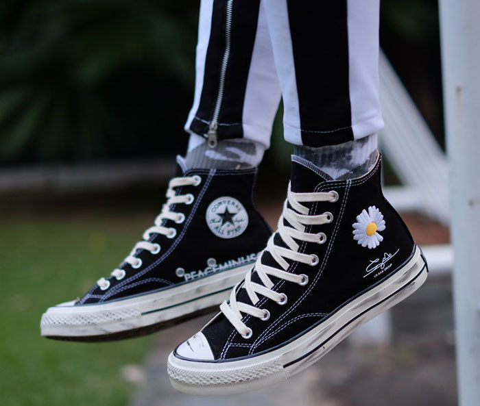 Mùa thu nhẹ nhàng với Converse hoa cúc gây thương nhớ cho phái đẹp