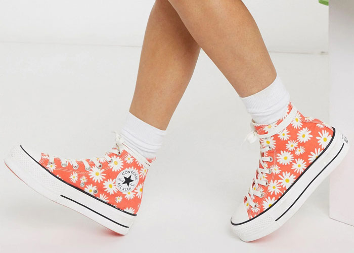 Mùa thu nhẹ nhàng với Converse hoa cúc gây thương nhớ cho phái đẹp