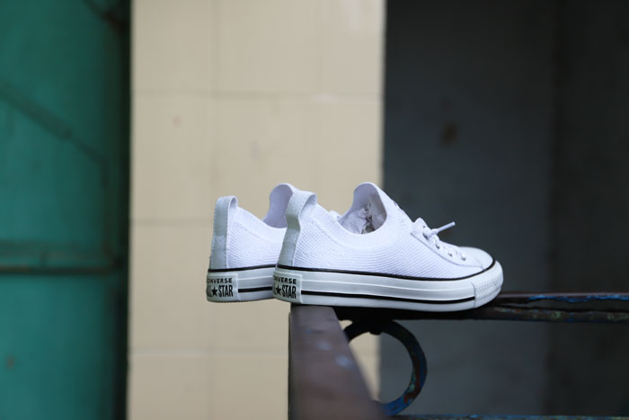 Cùng các mẫu Converse nữ màu trắng tự tin dẫn đầu các trang phục sành điệu