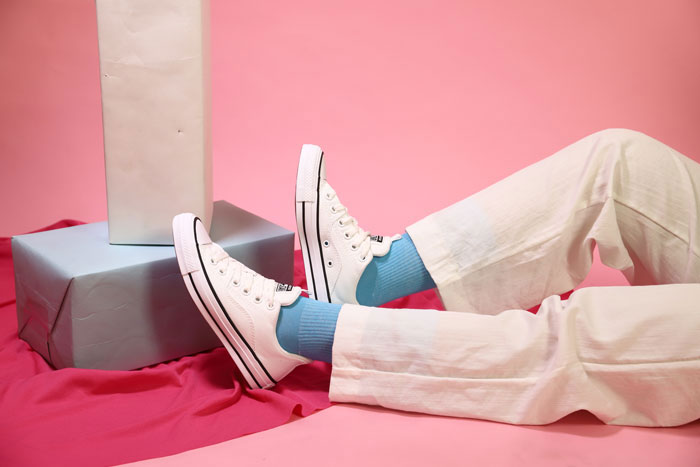 Cùng các mẫu Converse nữ màu trắng tự tin dẫn đầu các trang phục sành điệu