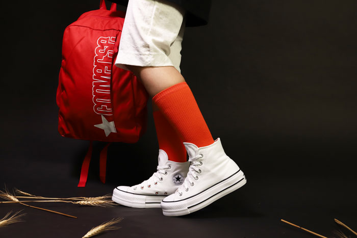 Cùng các mẫu Converse nữ màu trắng tự tin dẫn đầu các trang phục sành điệu