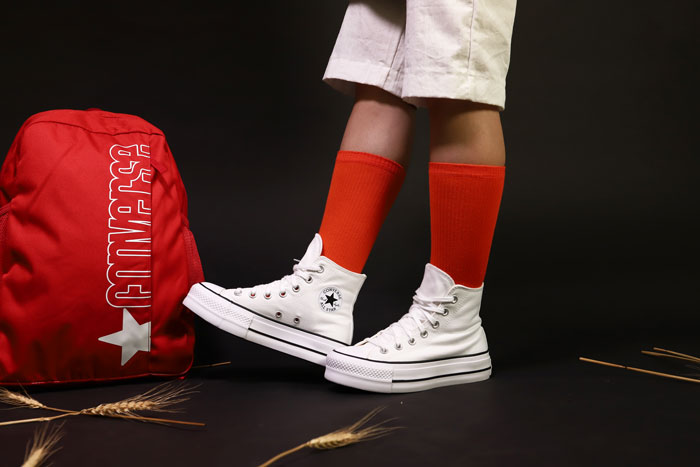 Cùng các mẫu Converse nữ màu trắng tự tin dẫn đầu các trang phục sành điệu