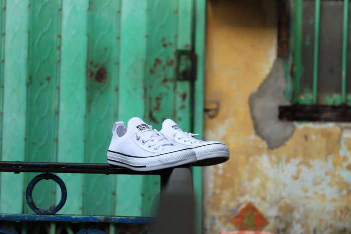 Cùng các mẫu Converse nữ màu trắng tự tin dẫn đầu các trang phục sành điệu