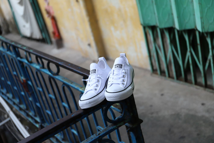 Cùng các mẫu Converse nữ màu trắng tự tin dẫn đầu các trang phục sành điệu