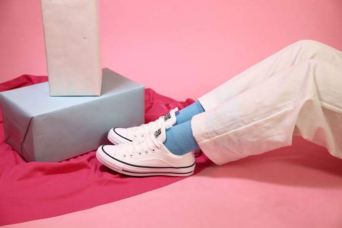 Cùng các mẫu Converse nữ màu trắng tự tin dẫn đầu các trang phục sành điệu