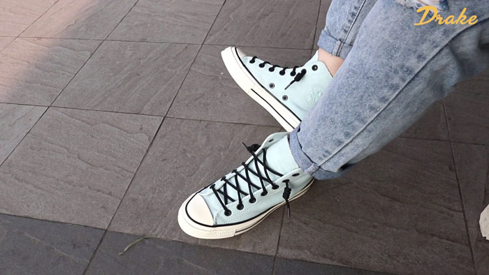 Converse xanh dương “sống trọn” với những bộ ảnh cực chất