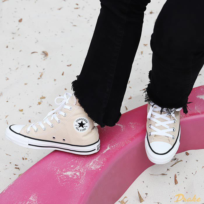 Vẻ đẹp cổ điển đằng sau những đôi giày Converse All Star cổ cao