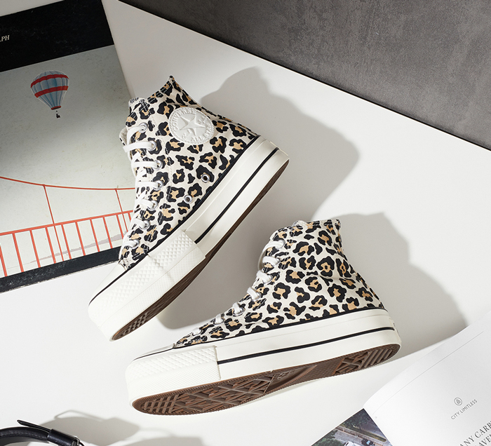 Vẻ đẹp cổ điển đằng sau những đôi giày Converse All Star cổ cao