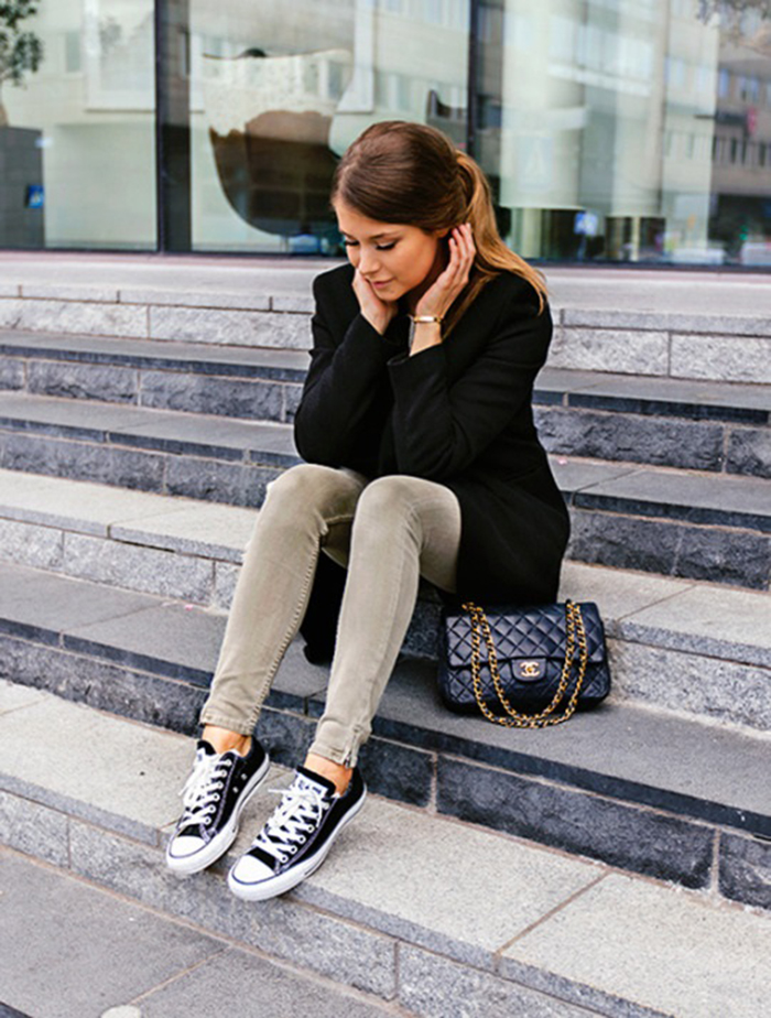 Mang một chút cá tính cho outfit của bạn với đôi giày Converse Classic đen cổ thấp