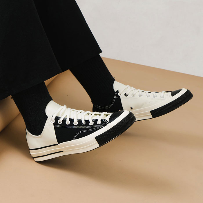 Giày Converse 2 màu trắng đen khuấy động làng thời trang đương đại