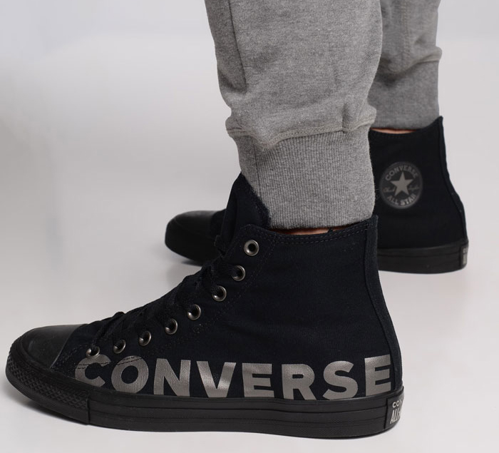 Không sặc sỡ màu sắc, xu hướng giày Converse full đen đang “dậy sóng”