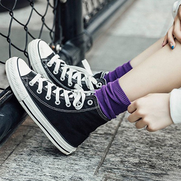 Mang giày Converse có cần mang vớ không