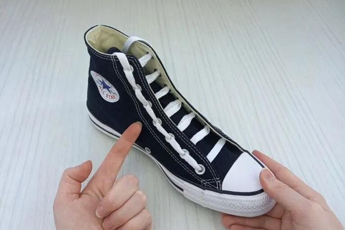 Bí quyết làm mới đôi giày từ những kiểu thắt dây giày Converse đẹp