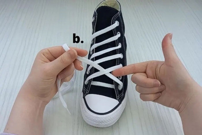 Bí quyết làm mới đôi giày từ những kiểu thắt dây giày Converse đẹp