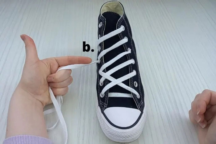 Bí quyết làm mới đôi giày từ những kiểu thắt dây giày Converse đẹp