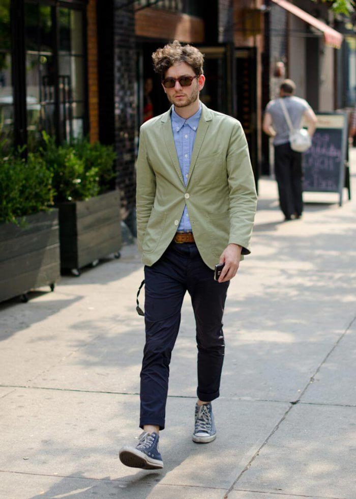 Bí quyết làm outfit thêm phần lịch lãm với quần tây và giày Converse