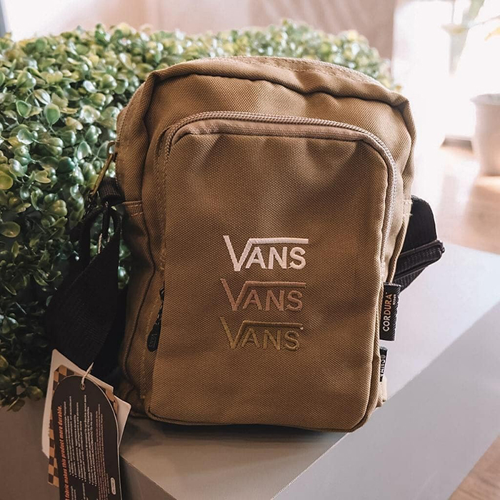 Cập nhật nhanh những chiếc túi Vans Cross Body đang hot tại thị trường Việt Nam