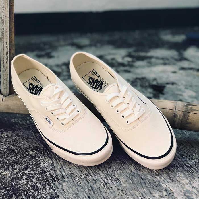 Vans Authentic trắng đủ sức thay thế “cơn sốt” đang thịnh hành