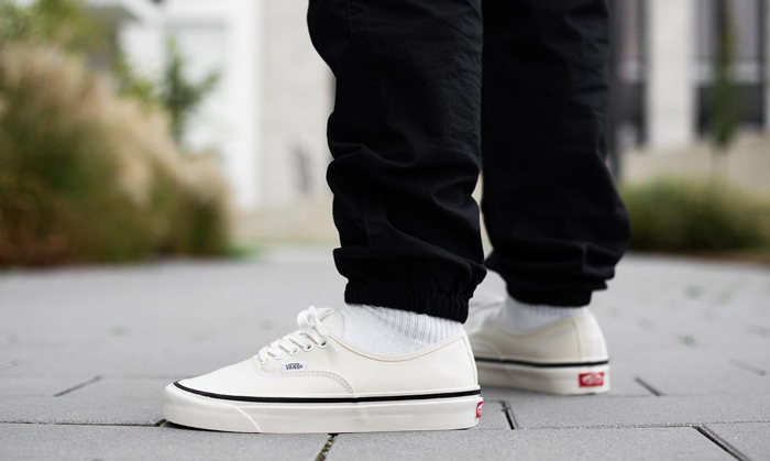 Vans Authentic trắng đủ sức thay thế “cơn sốt” đang thịnh hành