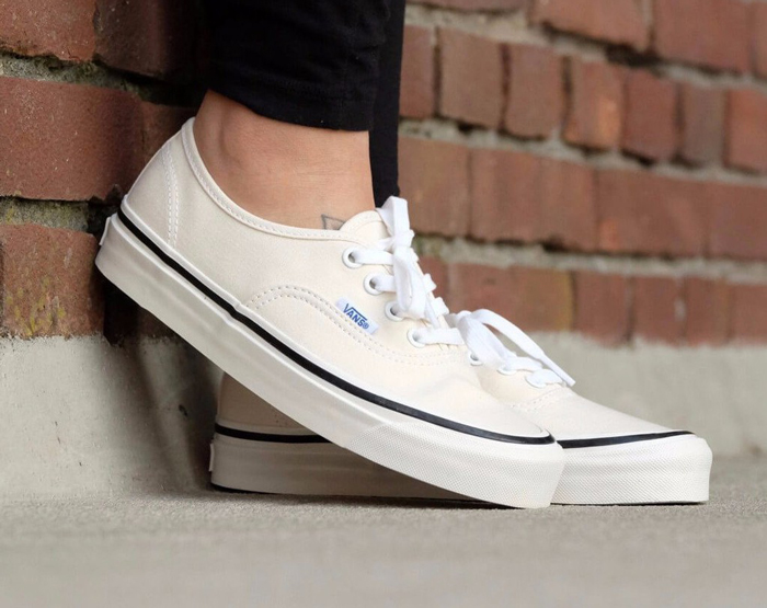 Vans Authentic trắng đủ sức thay thế “cơn sốt” đang thịnh hành