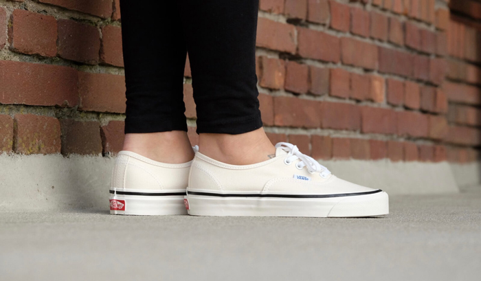 Vans Authentic trắng đủ sức thay thế “cơn sốt” đang thịnh hành