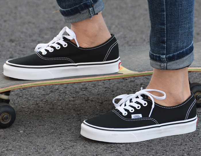 Vans Authentic trắng đủ sức thay thế “cơn sốt” đang thịnh hành