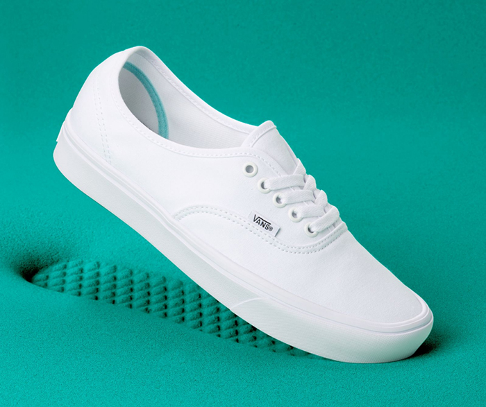 Vans Authentic trắng đủ sức thay thế “cơn sốt” đang thịnh hành