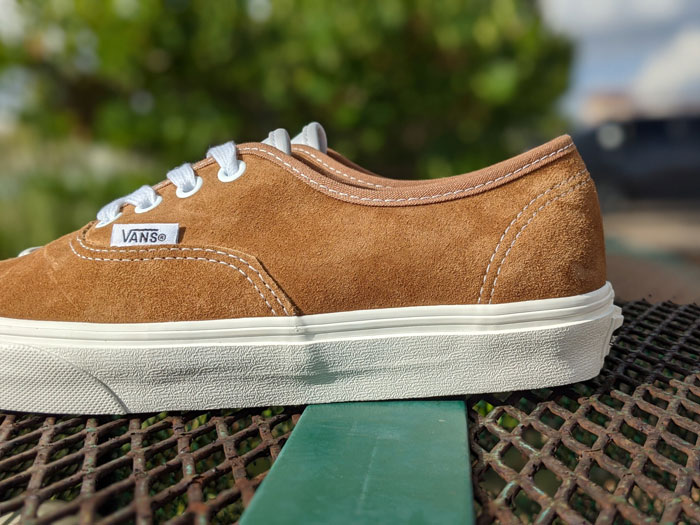 Trên tay mẫu giày Vans Authentic Pig Suede với tính năng vượt trội